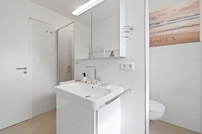 Bad mit Waschbecken und WC