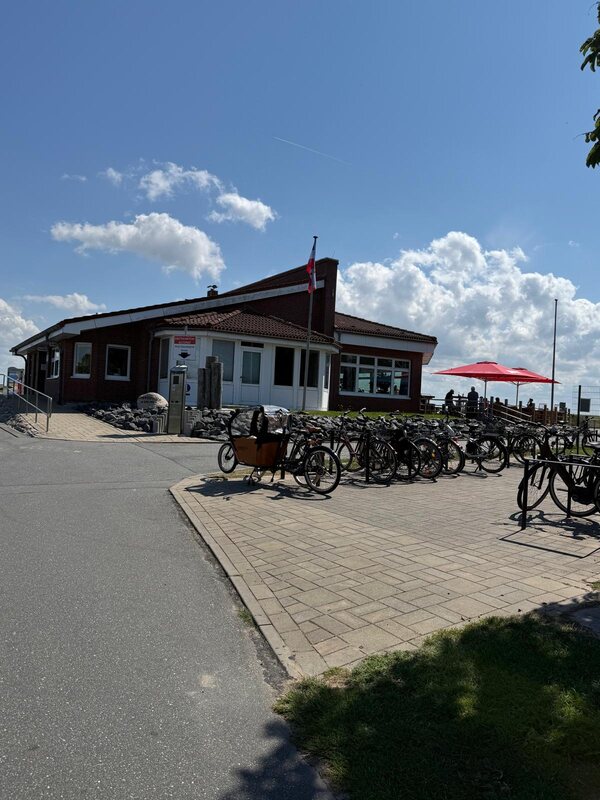 Gebäude der Badestelle Büsumer Deichhausen mit Fahrradständern davor