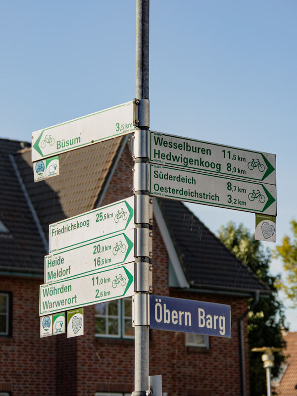 Radwegweiser an der Straße Öbern Barg mit Entfernungen nach Büsum, Heide und Meldorf